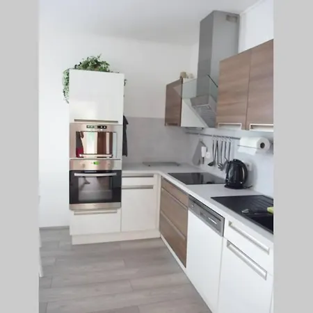 Prijemny Apartman Krovi V Rodinnem Domku Se Sdilenym Bazenem, Terasou A Zahradou Екстер'єр фото