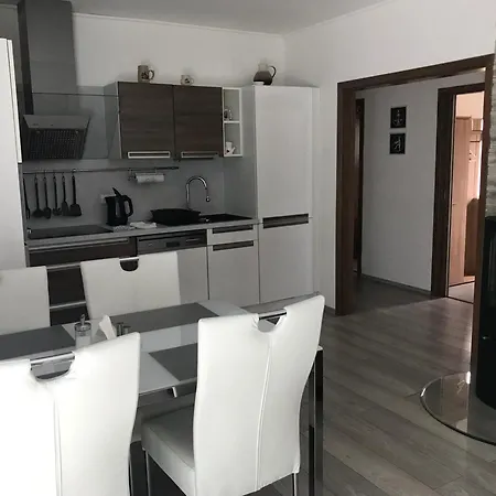Prijemny Apartman Krovi V Rodinnem Domku Se Sdilenym Bazenem, Terasou A Zahradou Екстер'єр фото