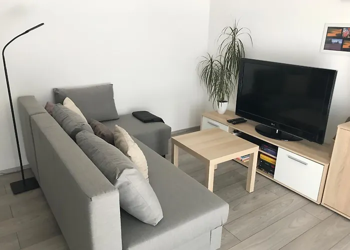 Prijemny Apartman Krovi V Rodinnem Domku Se Sdilenym Bazenem, Terasou A Zahradou
