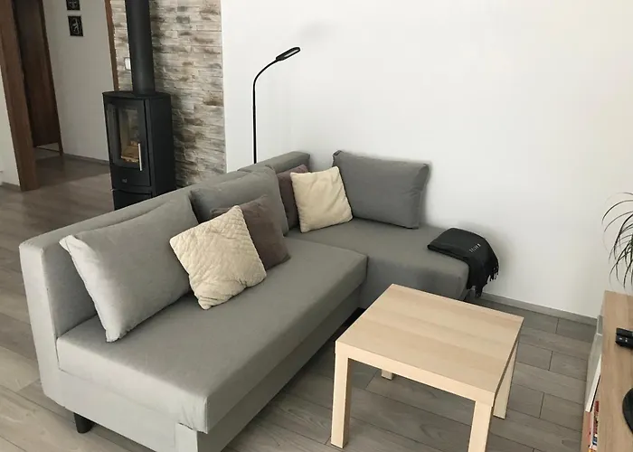 Prijemny Apartman Krovi V Rodinnem Domku Se Sdilenym Bazenem, Terasou A Zahradou