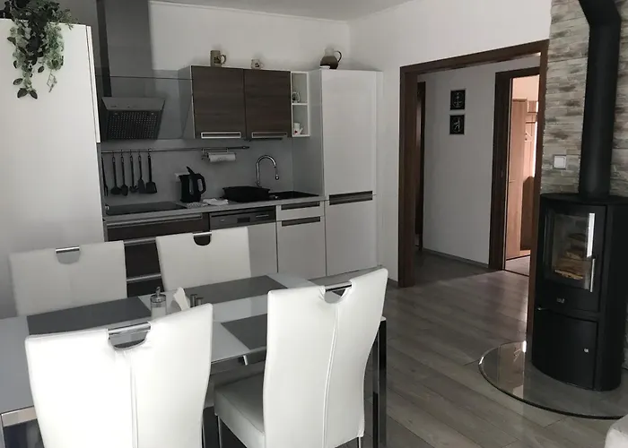 Prijemny Apartman Krovi V Rodinnem Domku Se Sdilenym Bazenem, Terasou A Zahradou
