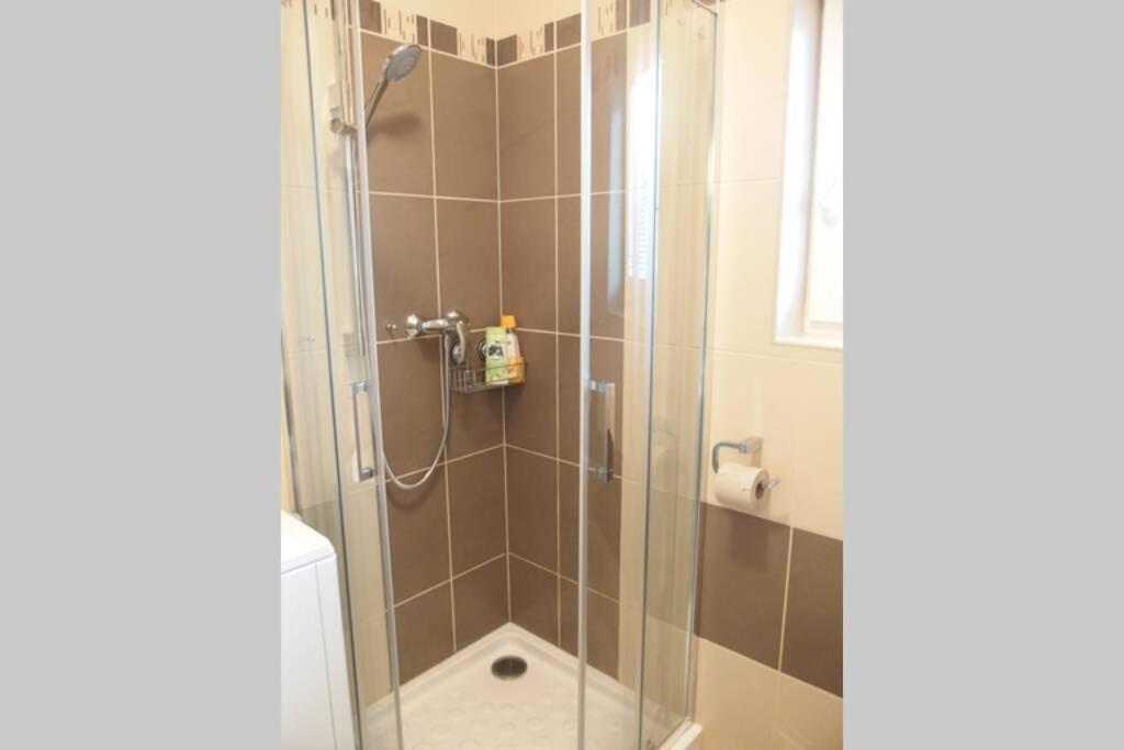 Apartment Prijemny V Rodinnem Domku Se Sdilenym Bazenem, Terasou A Zahradou