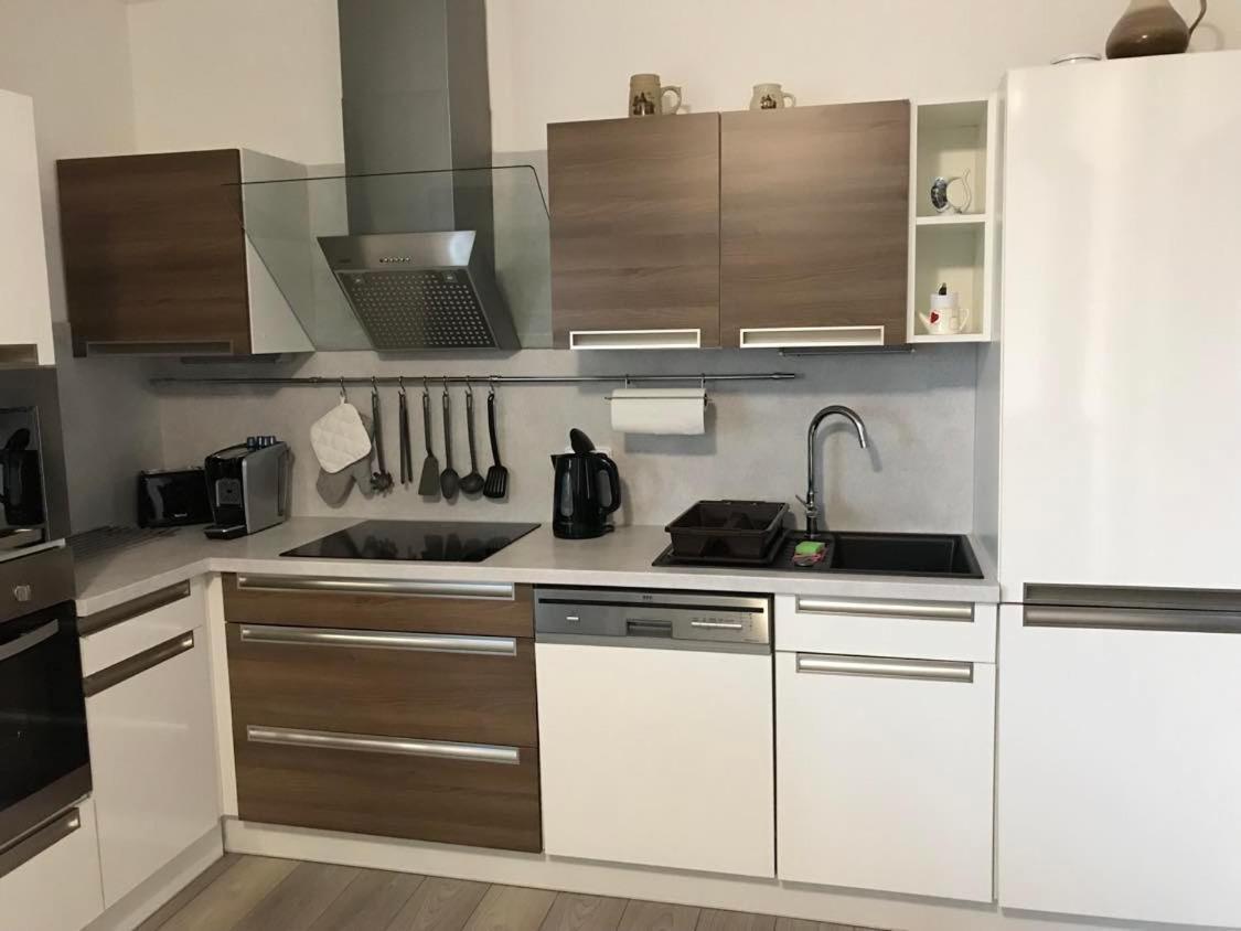 Prijemny V Rodinnem Domku Se Sdilenym Bazenem, Terasou A Zahradou Apartment *