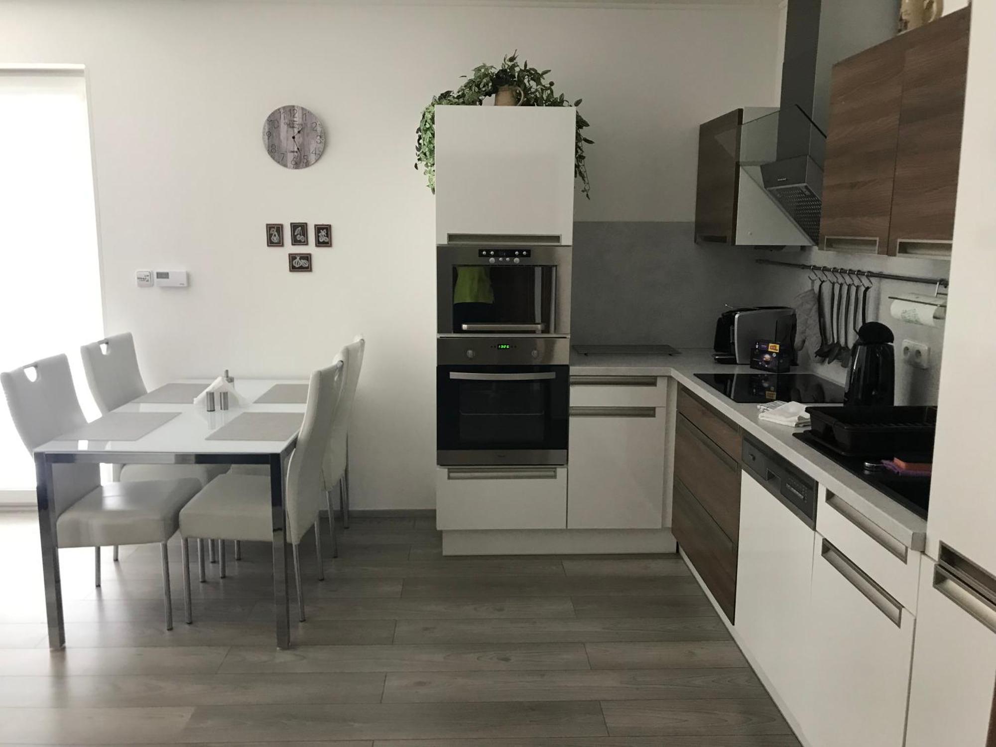 Apartment Prijemny V Rodinnem Domku Se Sdilenym Bazenem, Terasou A Zahradou