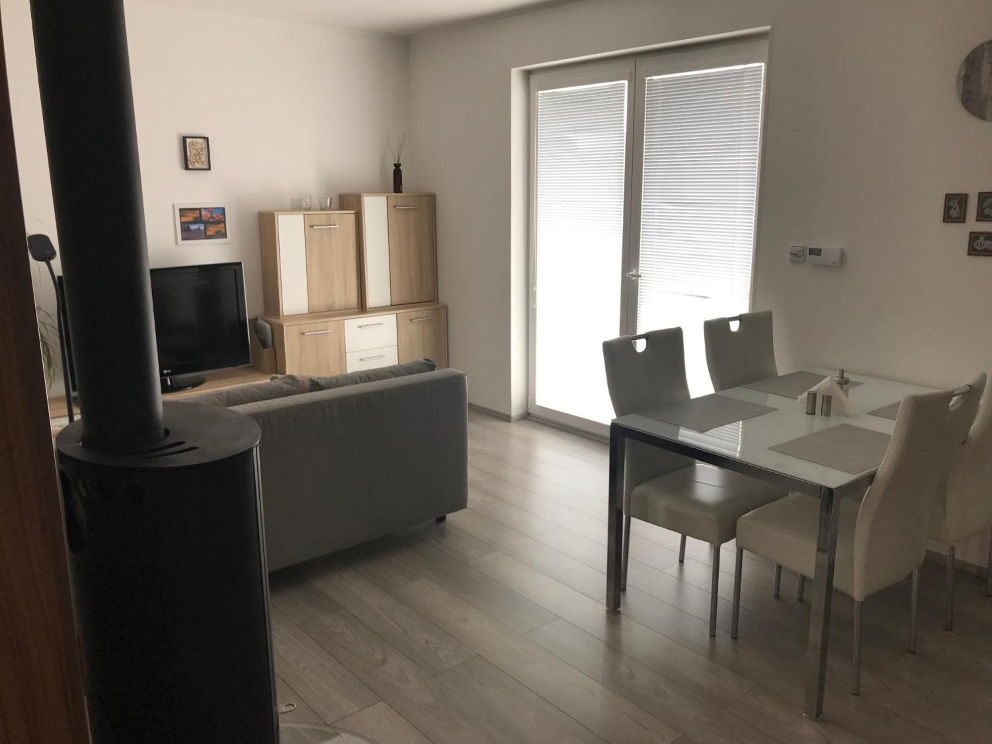 Apartment Prijemny V Rodinnem Domku Se Sdilenym Bazenem, Terasou A Zahradou Krovi