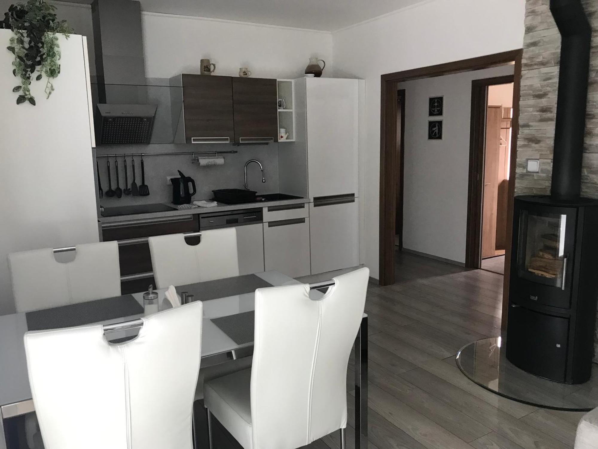 Apartment Prijemny V Rodinnem Domku Se Sdilenym Bazenem, Terasou A Zahradou Krovi